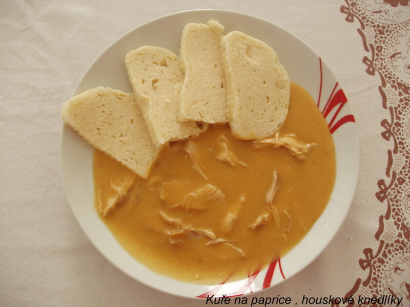 Kuře na paprice , houskové knedlíky